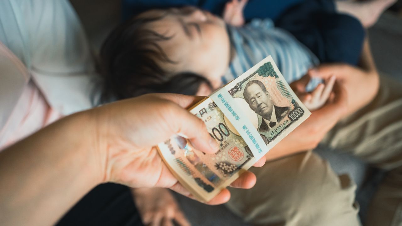 孫はみんな平等に…年金24万円・80代夫婦の愛情がアダに。4人の孫ラッシュで、「100万円を切った通帳残高」に抱いた複雑心境