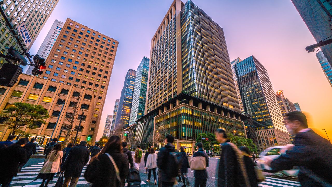 俺の昇給、たった7,000円かよ。〈月収44万円・52歳の管理職〉の絶望…統計が示す「若手は給与増に歓喜」も「大卒40代後半は給与減」の残酷な真実【調査速報】