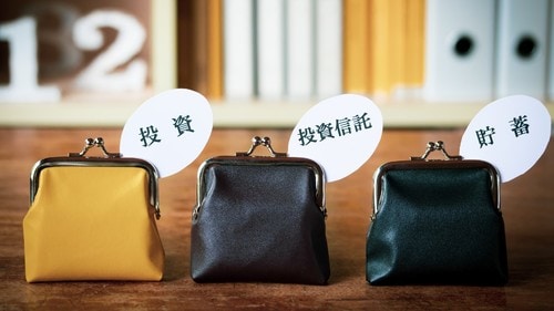 60代は退職金や確定拠出年金の受け取り金、養老保険の満期金など、一時的にまとまったお金ができる時期です。（※画像はイメージです／PIXTA）