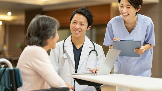 入居者急病…老人ホーム協力医療機関の医師が「まさかの暴言」