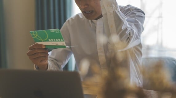 「お前には関係ない」…年金月21万円・74歳父が隠していた〈消費者金融3社・総額420万円の借金〉。通帳を見た長男が凍りついた夜