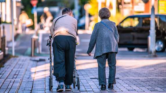高齢夫婦「年金が増えても、赤字になる一方」…高齢世帯の暮らし「どんどん苦しくなる」実態